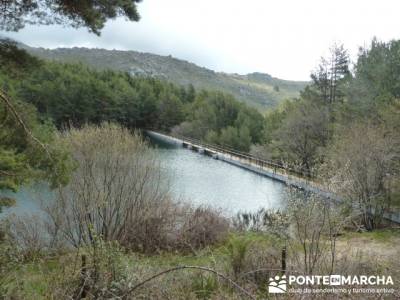 Nacimiento del río Manzanares desde La Barranca; senderismo dolomitas